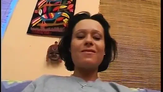 Esmer kız oyuncu seçmelerinde adamın büyük penisinin üzerinde zıplıyor