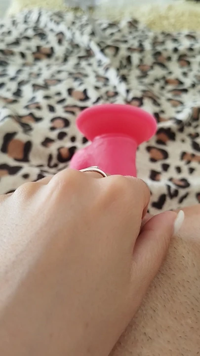Pembe yarak tatlı amcığıma mastürbasyon yapıyor