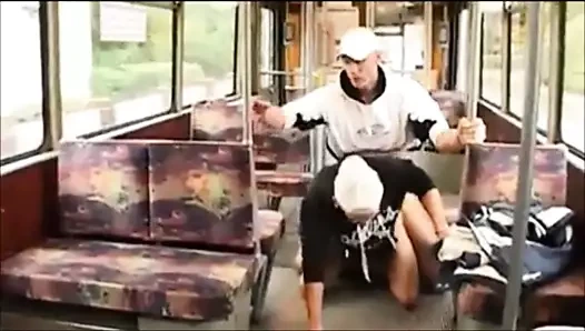 Sneaker im Bus