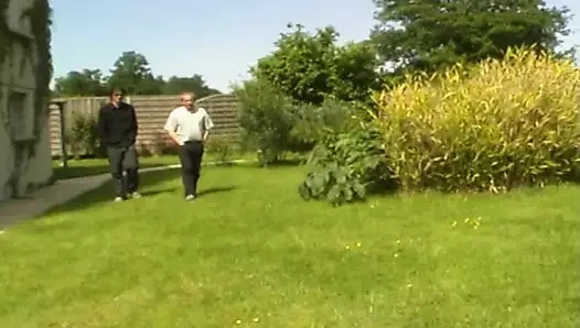 Fransa'dan ince sarışın bir güzel açık havada iki sert yarak alıyor