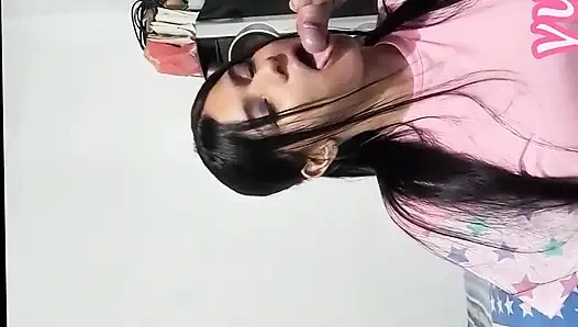 Azgın üvey anne üvey oğlunu baştan çıkarıyor ve tüm dölünü yutuyor