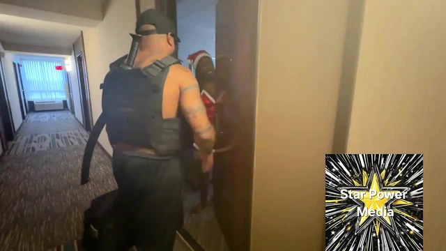 Yaramaz Noel Baba, Omgiana, ateşli evli kadın avcısı Mike Tremor ile tanışıyor