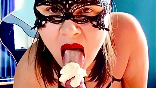 Oh, hayır, sikim buna değmez. iktidarsız! Sikini kremsi bir oral seksle yukarı çekmek