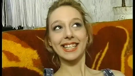 Amatör genç kız kahve içmek için evine geliyor