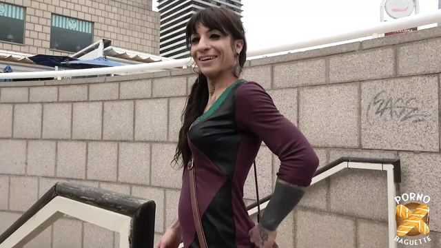 Güzel bir esmer olan Elea sonunda fantezisini gerçekleştiriyor