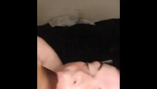 Üvey kız kardeşini kendisiyle oynarken yakaladı.