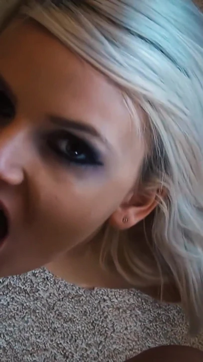 Tosh locks neukt het sperma uit zijn pik en hij komt klaar op haar tongpiercing