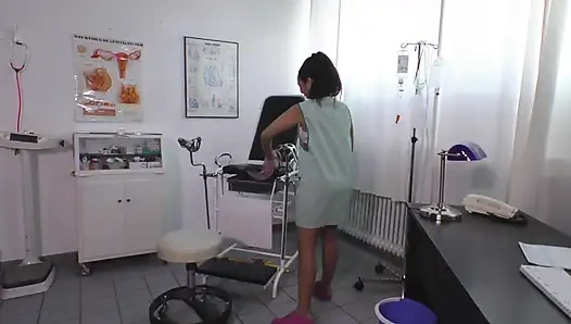 Jinekoz sandalyesinde Asyalı doktorundan zevk alıyor