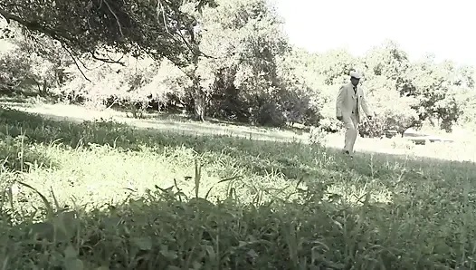 Şehvetli sürtükler açık havada iki adamı emiyor ve sikişiyor