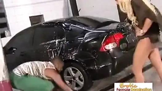 Cliente obtiene su culo follado duro en su auto en el lavado de autos