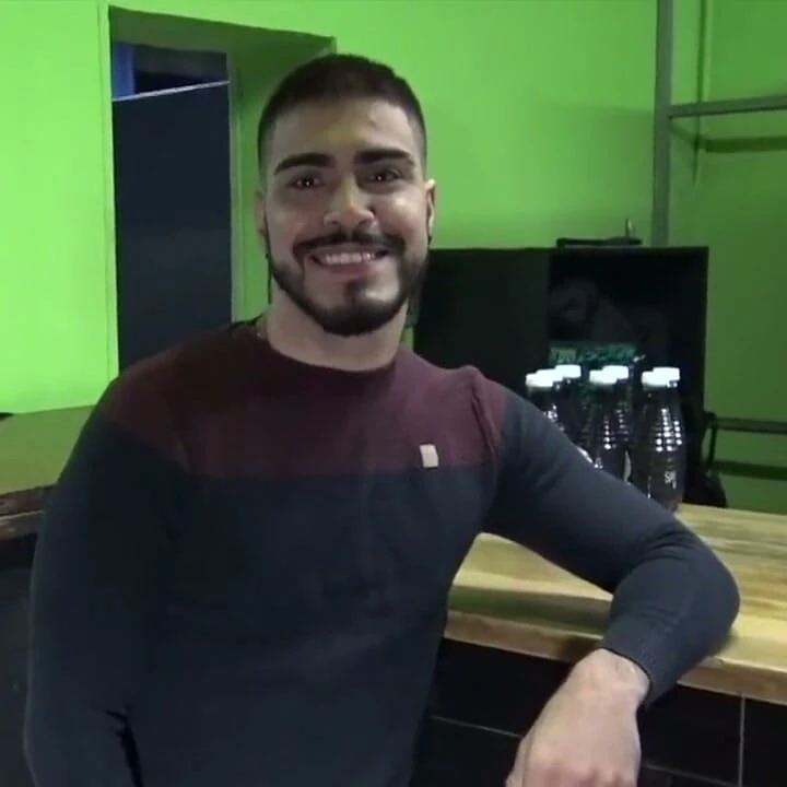 Yakışıklı bir Latin adam sakallı bir adam tarafından sevişiyor