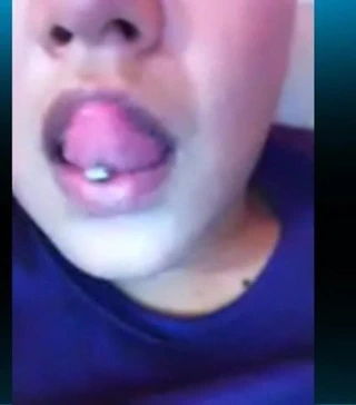 Latin hizmetçim bana büyük göğüsler gösteriyor