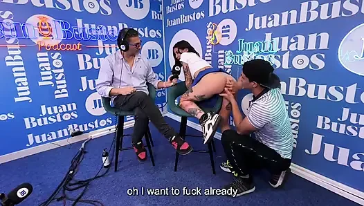 Blaze Rager juan bustos podcast'inde büyük yarakla sert anal seks seviyor