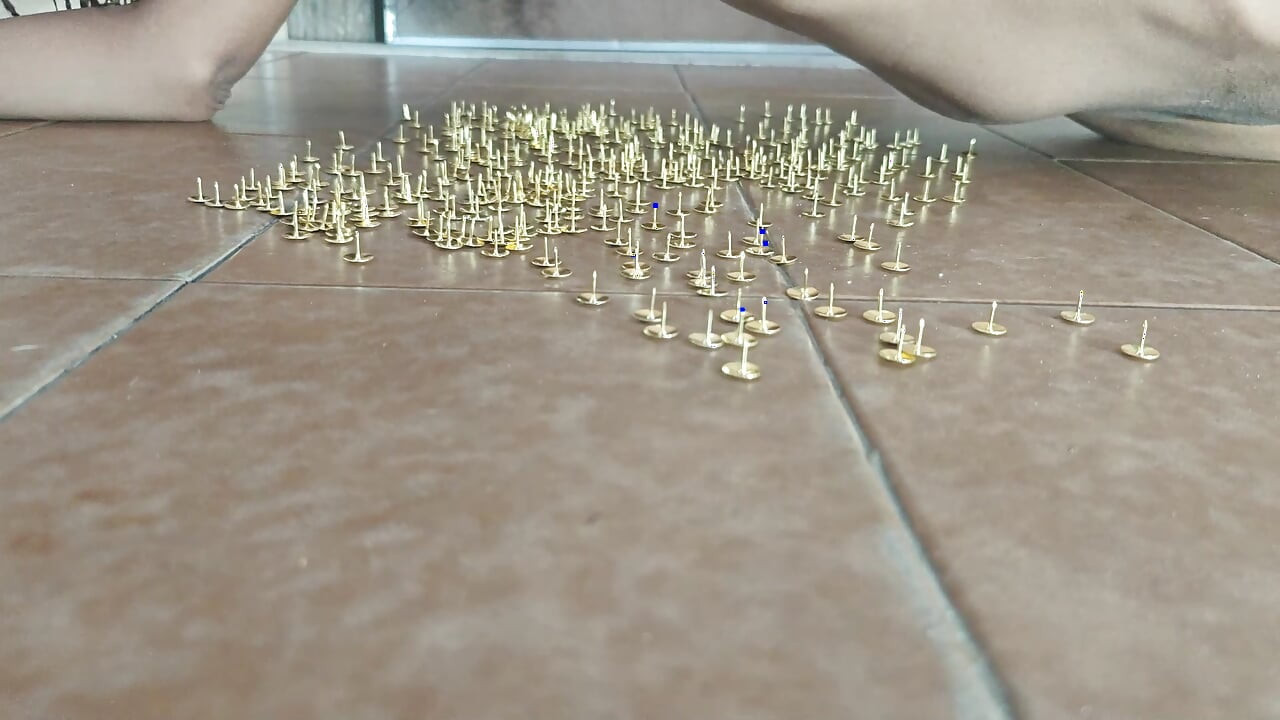 Mazoşist köle raptiye üzerinde yatarken orgazm oluyor