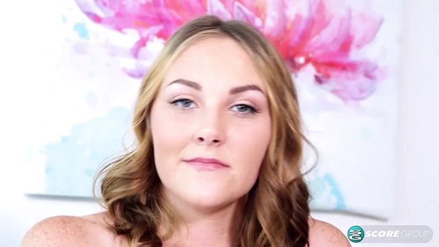 Summer, katil vücutlu ve kıkırdayan parlak bir sarışın