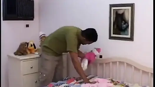 Şehvetli esmer bebek sulu amcığını siktiriyor
