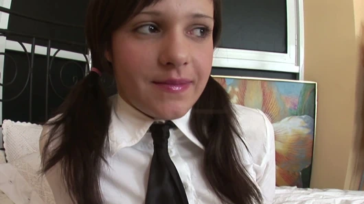 Giyinmiş bir şekilde sevişmeyi seven genç Rus esmer için çok sert anal seks