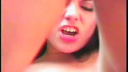 Azgın adam kanepede amını yaladıktan sonra seksi hatunla sert sikişiyor