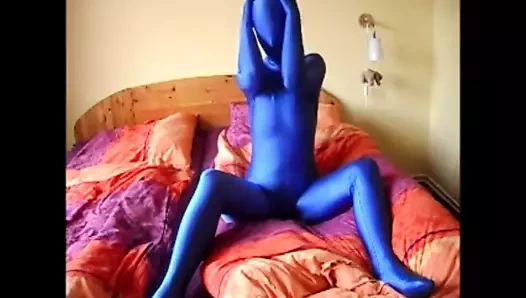 Güzel kadın Mastürbasyon içinde mavi zentai