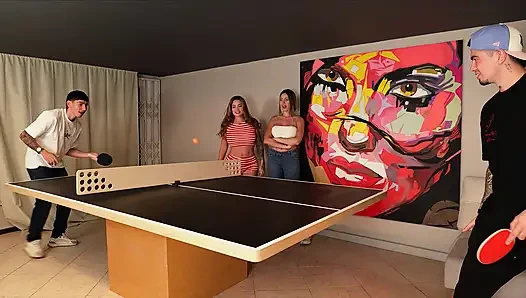 Sara Blonde ile öğleden sonra pin pong, erkek arkadaşım orada değilken üçlü ile sona eriyor