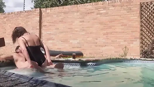 Yüzme havuzu sikişi