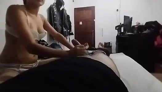 Komşum beni emiyor ve tüm yarağımı yutuyorsa seviyorum