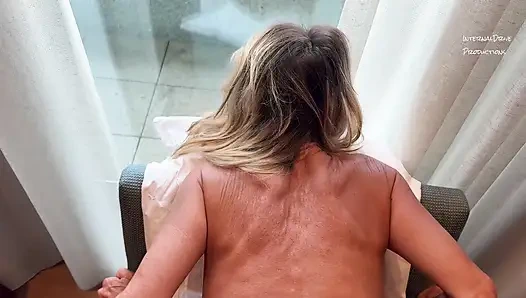 Sandalyenin üzerinde domalıyor, götümü parçalıyor