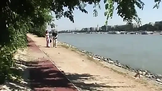 Возбужденный ебарь и шлюховатая брюнетка занимаются хардкорным трахом на улице