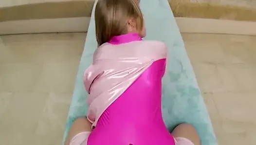 Vrcosplayx evrendeki tüm atomlar U ve Octavia Red'i yenilmez atom eve yaklaştırmak için bir araya geldi bölüm 3