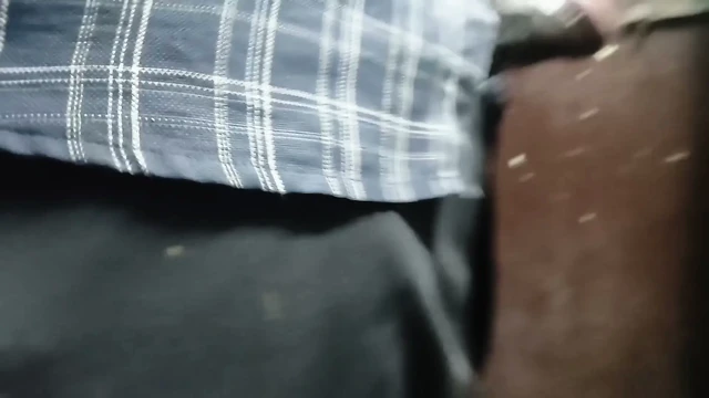 Tamil erkek halka açık tuvalette işiyor