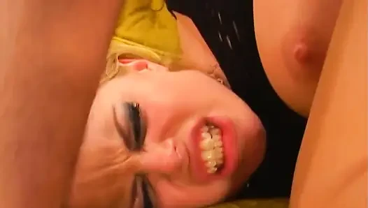 Sarışın hatun patlamalı orgazm için büyük yarağı emiyor ve sikiyor