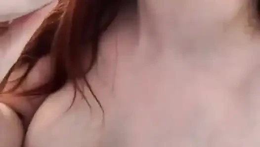 Gözlüklü kızıl saçlı inek dildoyla oral seks ve derin amcık sikişi