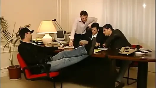 Güzel sarışın sadece ağzında büyük yarağı seviyor