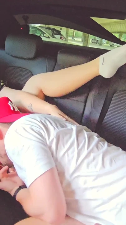 Знаковый момент из "Проглотили сперму на заднем сиське машины".