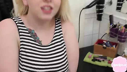 Sevimli genç gets becerdin sert içinde ona stepmums banyo