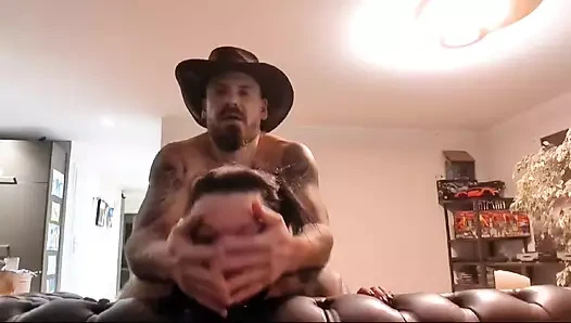 Yarak emmek ve sikilmek istiyor