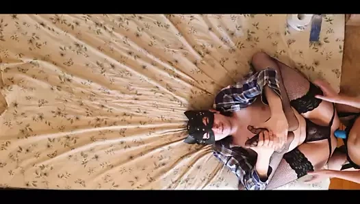 Ateşli takma yaraklı sahibe kadın kılıklı köleyi sikiyor