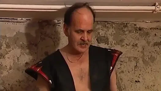 Doyumsuz olgun esmer birden fazla yarakla boğuluyor