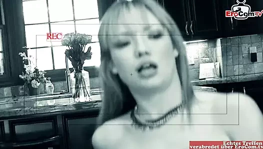 Sarışın sürtük ile doğal memeler ve bir büyük göt sırasında anal seks