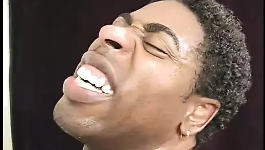 Sürtük siyah bir yarak emmeden önce siyah amcığının dilini ve parmağını siktiriyor