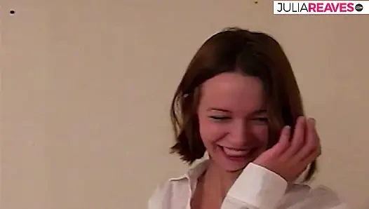 Seksi kızlar birbirlerini derinden öpüyorlar ve tıknaz bir dildoyla sikişiyorlar