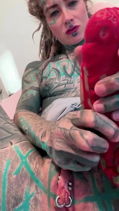 Seksi dreadhead dövmeli kız sert sikiliyor ve dölle kaplanıyor | Klip 1