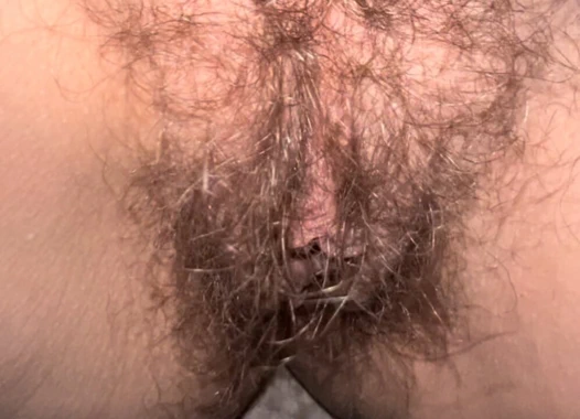 Karımın kıllı amına ve pembe döllenmiş amına hayran kaldım