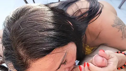 Binanın çatısı üzerinde seks