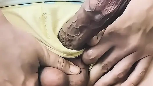 Asyalı adam ayakta boşalmayı emrediyor