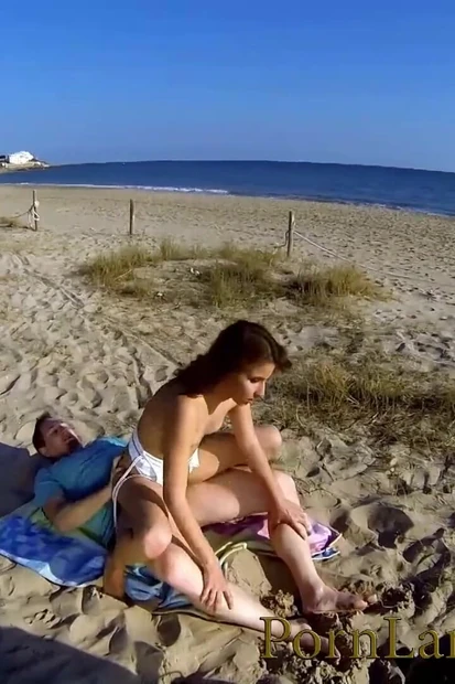 Пляжный трах с молодой худенькой шлюшкой