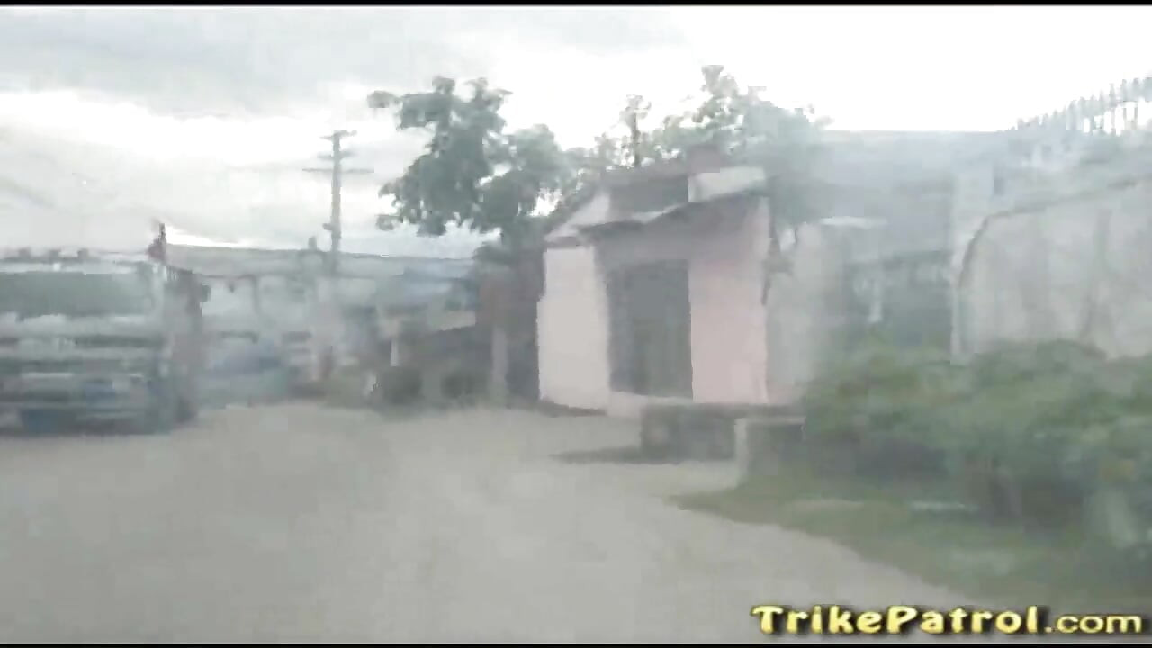 Trikepatrol özgüvenli Asyalı genç kız ciddi becerilere sahip