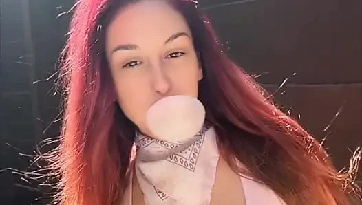 Artemisia açık havada balon sakso çekmeyi ve sigara içmeyi seviyor