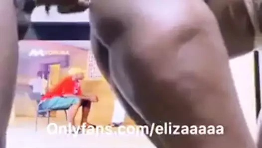 Büyük siyah göte biniyor