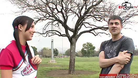 Sıska 18yo esmer kolej genç ile küçük memeler seçilmiş yukarı